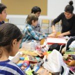 Am Nachmittag helfen die TB-Kinder beim verpacken